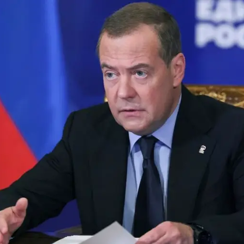 Μεντβέντεφ για συμφωνία ορυκτών: «Ο Τραμπ ανάγκασε το Κίεβο να πληρώσει για αμερικανική βοήθεια»