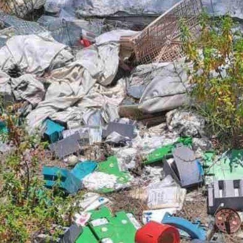 Παράνομη απόρριψη αποβλήτων σε κρατικό δάσος στο Πελένδρι (pics)