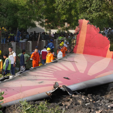 Γιατί συνετρίβη το αεροσκάφος της Air India λεπτά μετά την απογείωση-Τα πιθανά σενάρια, τι πήγε λάθος