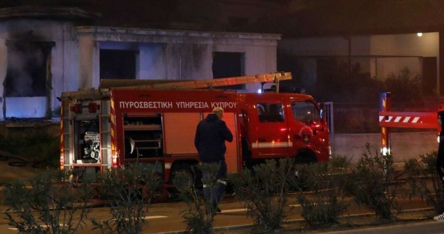 Ανήλικοι έβαλαν φωτιά σε κάδους-Επιτέθηκαν με πέτρες και αυγά σε αστυνομικούς και πυροσβέστες