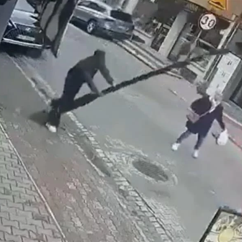 ΒΙΝΤΕΟ: Έγειρε να ξαποστάσει σε κολόνα και αυτή έπεσε πάνω σε γυναίκα