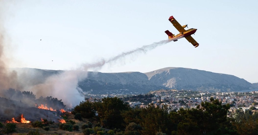 Μάχη με τις διάσπαρτες εστίες δίνουν πάνω από 400 πυροσβέστες και οκτώ εναέρια μέσα στη Χίο (pics)