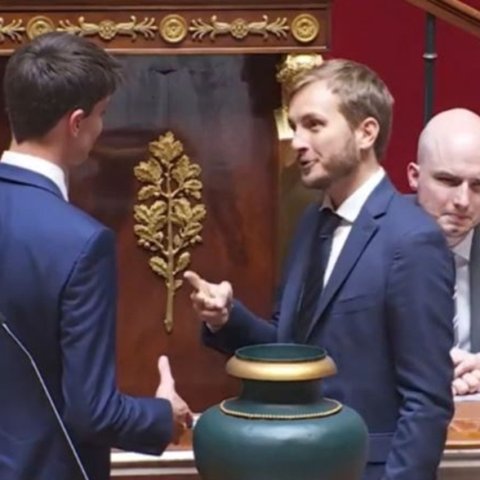ΒΙΝΤΕΟ: Απίστευτο σκηνικό στη Γαλλία-Έπαιζαν «πέτρα, ψαλίδι, χαρτί» για να μην χαιρετήσουν ένα βουλευτή