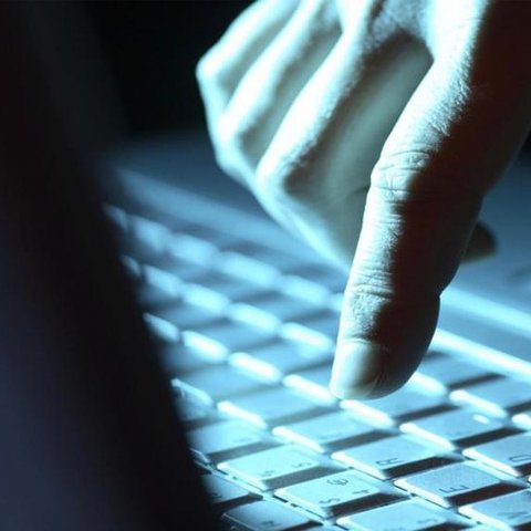 Επιτήδειοι παριστάνουν λειτουργούς κυβερνητικών υπηρεσιών και κλέβουν χρήματα από πολίτες