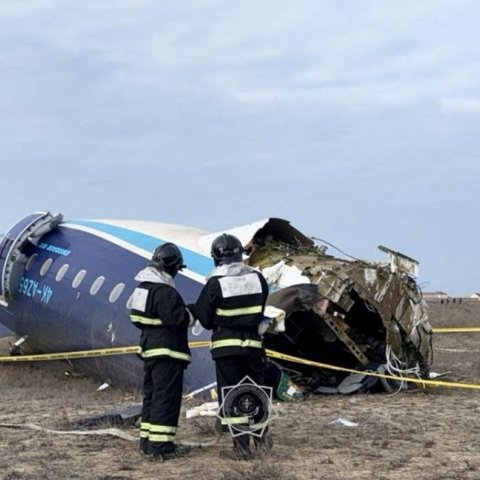 Μαρτυρίες αεροσυνοδών πριν τη συντριβή στο Καζακστάν-«Ακούστηκε θόρυβος και κάτι μου έκοψε το χέρι»