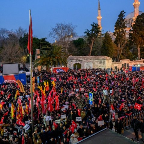 ΒΙΝΤΕΟ: Μαζικά στο πλευρό του Ιμάμογλου διαδηλωτές στην Κωνσταντινούπολη