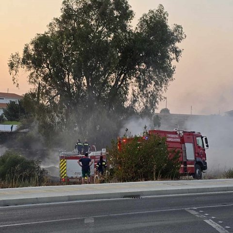 Πυρκαγιά σε ξηρά χόρτα δίπλα από δρόμο στο Τσέρι-Στο σημείο Πυροσβεστική και Αστυνομία (pics)