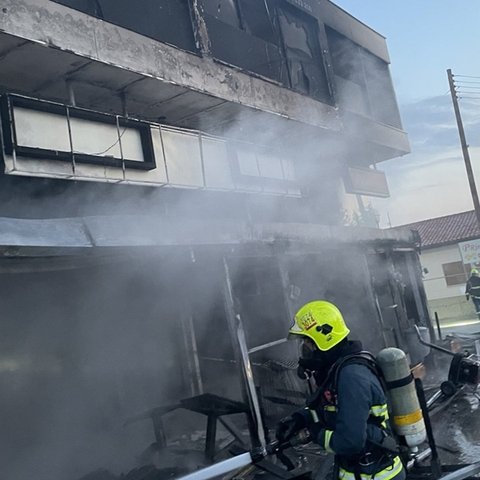 Στις φλόγες καφετέρια στην Τσερίου, καταστράφηκε ισόγειο και μεσοπάτωμα-Ζημιές και σε διαμερίσματα