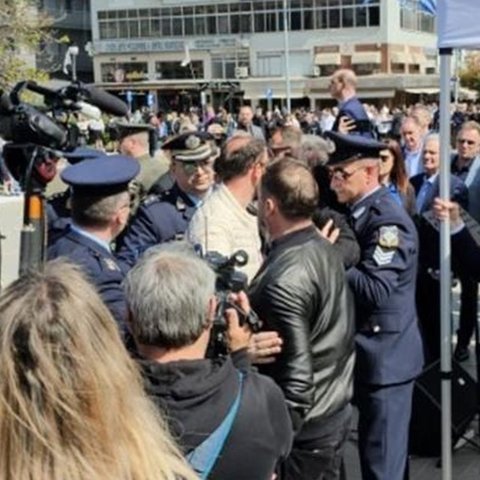 Ένταση στην παρέλαση στα Τρίκαλα και καταγγελίες από οικογένεια θυμάτων των Τεμπών