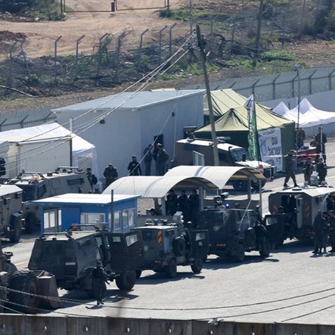 Το Ισραήλ ξεμπλοκάρει την απελευθέρωση Παλαιστίνιων-Δύο λεωφορεία αναχώρησαν από τις φυλακές Όφερ