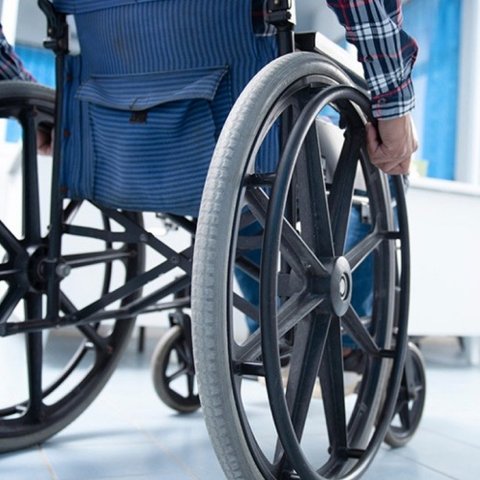 Εισηγείται άμεσα διαβουλεύσεις με οργανώσεις αναπήρων και Υφυπουργείο Πρόνοιας
