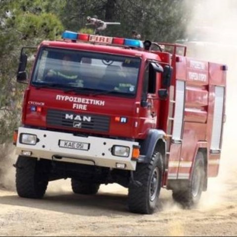 Στις φλόγες φωτοβολταϊκά στη Λεμεσό-Επηρεάστηκαν αποθήκη και οχήματα