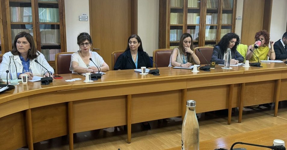 Έστησαν στον τοίχο την Κασσιανίδου για Μπιενάλε-«Επαίσχυντο το βιβλίο, έπρεπε να παραιτηθείτε» Έστησαν στον τοίχο την Κασσιανίδου για Μπιενάλε-«Επαίσχυντο το βιβλίο, έπρεπε να παραιτηθείτε»