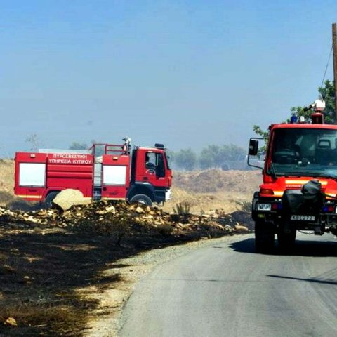 Φωτιά σε ξηρά χόρτα στην Αγία Νάπα-Επηρεάστηκε όχημα