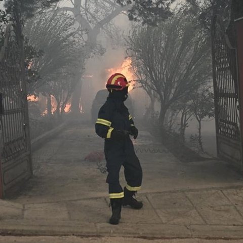 Η δραματική μαρτυρία εθελοντή πυροσβέστη στα Βριλήσσια-«Ο κόσμος είναι με τα λάστιχα»