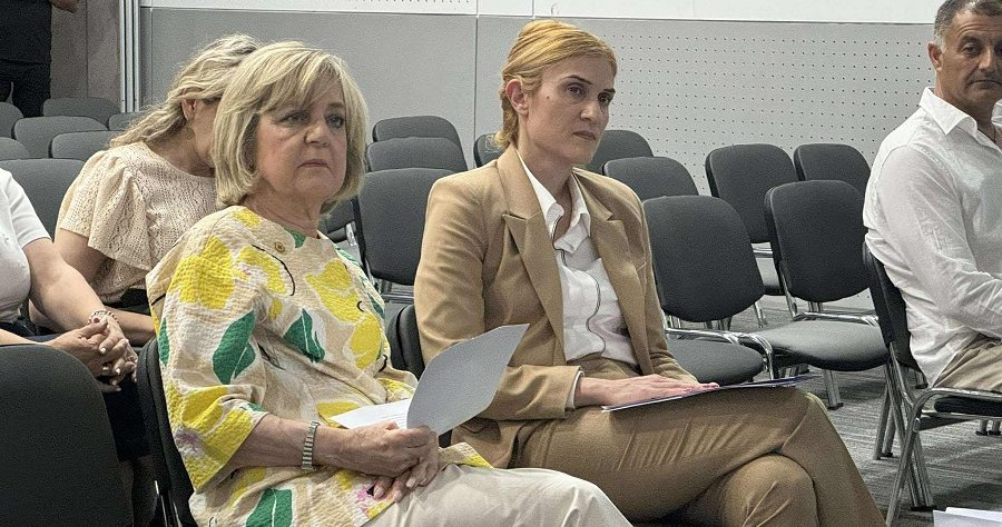 «Μικρά παιδιά έμαθαν να κρύβουν τα δάκρυά τους στο μαξιλάρι ενός ξένου δωματίου, να γίνονται μεγάλοι πριν την ώρα τους» «Μικρά παιδιά έμαθαν να κρύβουν τα δάκρυά τους στο μαξιλάρι ενός ξένου δωματίου, να γίνονται μεγάλοι πριν την ώρα τους»