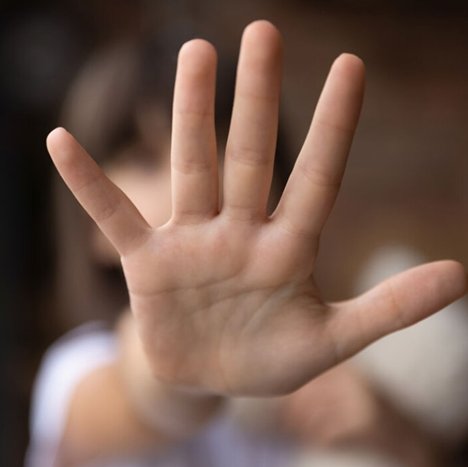 Φρίκη στην Αττική-Τέσσερις άνδρες βίασαν ομαδικώς μία 14χρονη, γνώρισε τον έναν μέσω εφαρμογής
