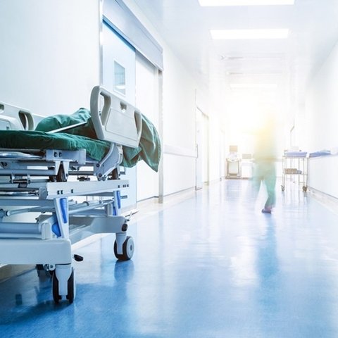 Πράσινο Βουλής για αποκεντρωμένη διοίκηση σε δημόσια νοσηλευτήρια-Πυρά κατά Κυβέρνησης για ανάληψη ευθυνών
