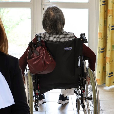 Εντόπισε προβλήματα και ανάγκη εκπαίδευσης σε στέγες ηλικιωμένων η Λοττίδου-Ζητά ρύθμιση μέσω Νομοσχεδίου