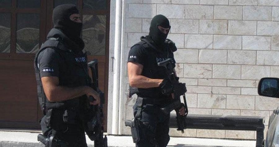 Χειροπέδες σε ένα πρόσωπο για τροκοκρατία και κατασκοπεία-Τέθηκε υπό κράτηση
