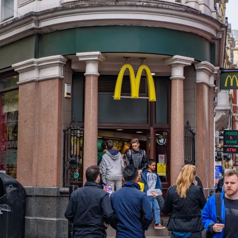 Άνοιξε ο ασκός του Αιόλου για τα McDonald's στη Βρετανία-Σωρεία καταγγελιών για απρεπείς συμπεριφορές