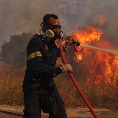 Πώς η πυρκαγιά από τον Βαρνάβα εξαπλώθηκε σε όλη τη ΒΑ Αττική-Δορυφορικές εικόνες