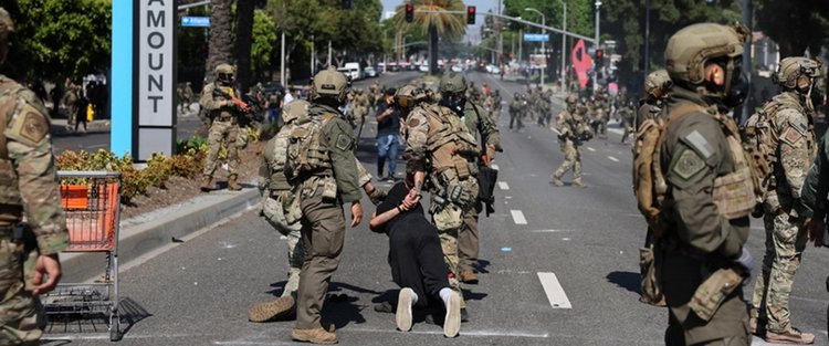 Πεδίο μάχης το Λος Άντζελες-Οδοφράγματα και πλαστικές σφαίρες στις διαδηλώσεις για το μεταναστευτικό