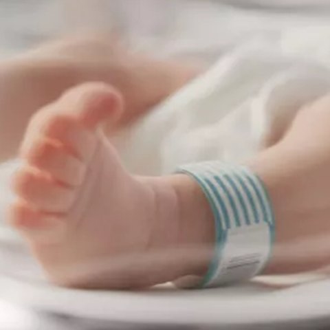Βρέφος τεσσάρων μηνών βρέθηκε εθισμένο στα ναρκωτικά στο Αίγιο-Συνελήφθησαν οι γονείς του για διακίνηση
