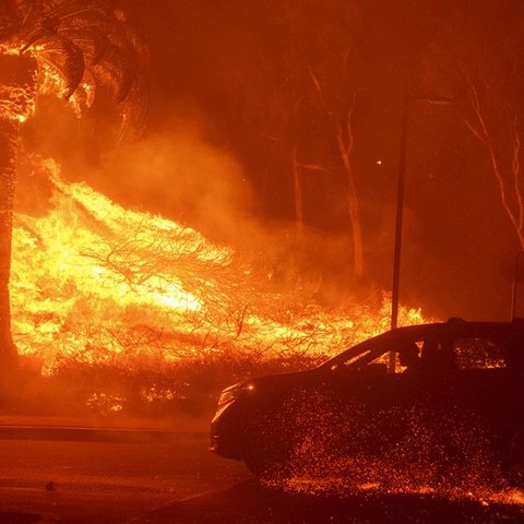 Πυρκαγιά εξαπλώνεται ραγδαία κοντά στο Λος Άντζελες-Εκκενώσεις στο Μαλιμπού