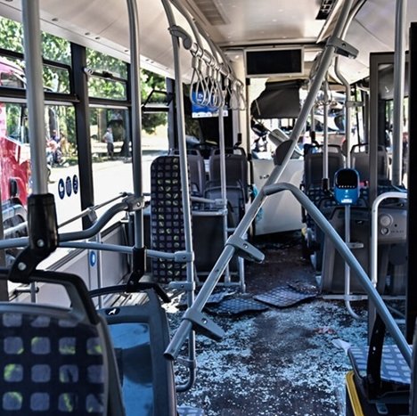 «Ζαλίστηκα, δεν κατάλαβα τι έγινε»-Τι ανέφερε η οδηγός του λεωφορείου που συγκρούστηκε με άλλο στη Βούλα