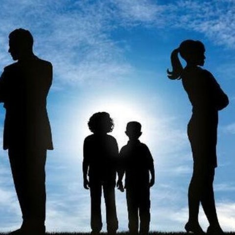 Διευκρινίσεις Υπ. Δικαιοσύνης «προς αποκατάσταση αλήθειας» για νομοσχέδιο περί Σχέσεων Γονέων-Τέκνων