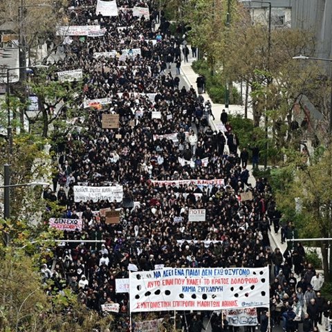 Ξεχύθηκαν στους δρόμους οι μαθητές στην Ελλάδα-Εξέφρασαν την αγανάκτησή τους για το έγκλημα των Τεμπών