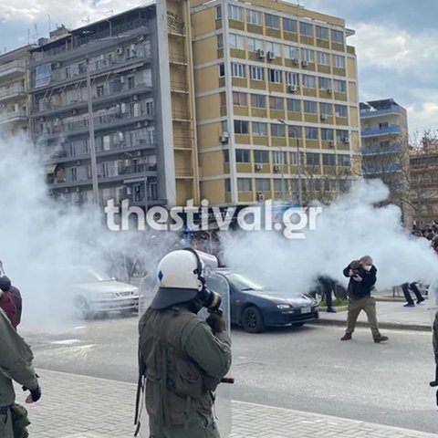 ΒΙΝΤΕΟ: Επεισόδια με μολότοφ και μπογιές στην πορεία για την τραγωδία στα Τέμπη στη Θεσσαλονίκη