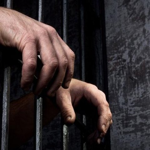 Υπό 8ημερη κράτηση οι τρεις για τις 120 χιλ. ευρώ, τα ναρκωτικά και τα φυσίγγια-Καταζητείται ο αδερφός τους ενός