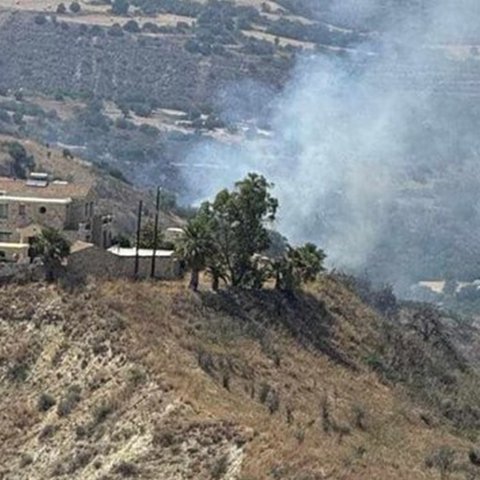 ΒΙΝΤΕΟ: Εκκενώνονται προληπτικά Σίμου και Δρύμου λόγω της ανεξέλεγκτης φωτιάς στη Μηλιού