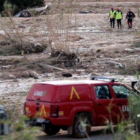 Σε γκαράζ, αυτοκίνητα, παραλίες… ακόμα και κάτω από πατώματα ψάχνουν για αγνοούμενους στη Βαλένθια