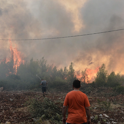 Επιχειρούν 22 αεροσκάφη και ελικόπτερα στη μεγάλη φωτιά της Μάνδρας-«Σαν φωτοβολίδες οι κουκουνάρες»