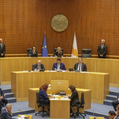 Μονόλεπτη σιγή στην Ολομέλεια για ta θύματα στο Μαρί και τη πτώσης ελικοπτέρου της ΕΦ με πέντε νεκρούς