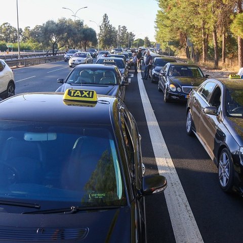 Διαμαρτυρία αστικών ταξί στη Βουλή για συμμετοχή τρίτων σε συνεδρίες Επιτροπών για τα προβλήματα του κλάδου