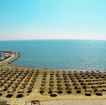 Άνδρας επιτέθηκε και κτύπησε υπάλληλο του Δήμου Παραλιμνίου γιατί του μετακίνησε τις πετσέτες από ξαπλώστρα