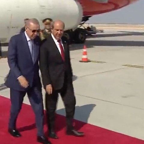 ΒΙΝΤΕΟ: Έφτασε στα κατεχόμενα ο Ερντογάν-Τον υποδέχθηκε ο Τατάρ μόλις κατέβηκε από το αεροπλάνο