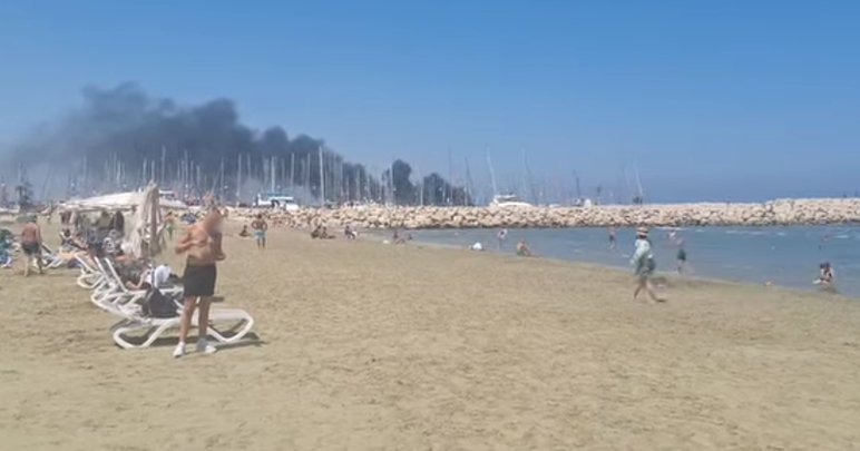 ΒΙΝΤΕΟ: Στις φλόγες σκάφος στη μαρίνα Λάρνακας-Ρυμουλκήθηκε στη θάλασσα, σε επιφυλακή η Πυροσβεστική