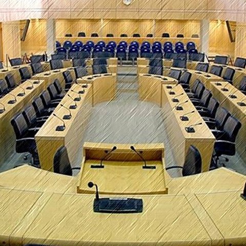 Tερματισμό πολλαπλών συντάξεων για μελλοντικούς αξιωματούχους ψήφισε η Βουλή