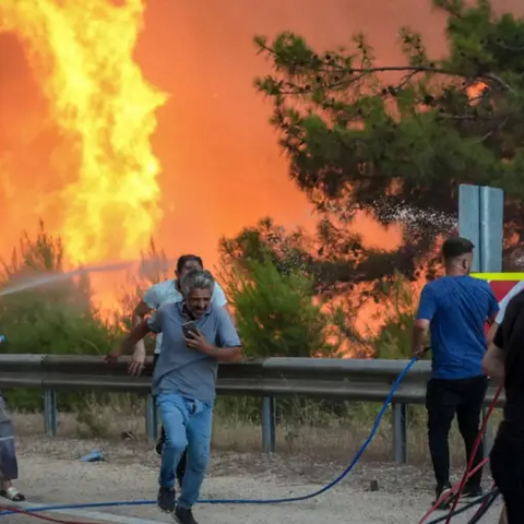 Στην κόλαση της Προύσας... Πάνω από 1.700 εκκενώσεις, νεκρός πυροσβέστης από ανακοπή και 76 ενεργά μέτωπα