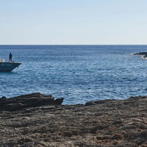 Χωρίς τις αισθήσεις του ανασύρθηκε πατέρας που προσπαθούσε να σώσει το παιδί του στο Λαγονήσι