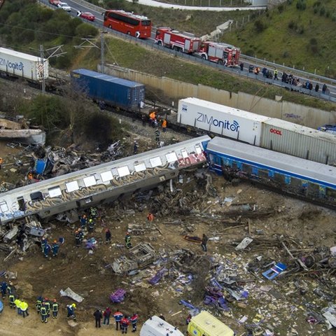 Δύο καρέ της εμπορικής αμαξοστοιχίας κρύβουν την αιτία της φονικής έκρηξης στα Τέμπη