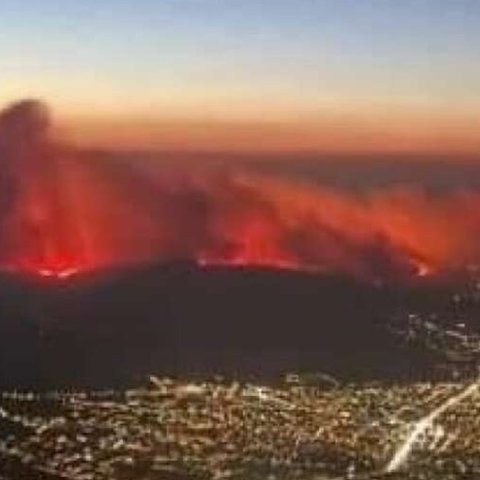 Εικόνες από αεροπλάνο δείχνουν το τεράστιο μέτωπο της φωτιάς στην Ελλάδα