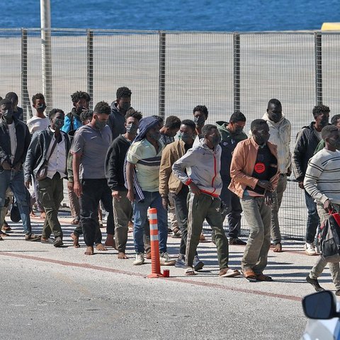 Πλεύρης: Φυλακή ή έξοδος από τη χώρα για τους λαθρομετανάστες, δεν θα εκβιάσετε την Ελλάδα Πλεύρης: Φυλακή ή έξοδος από τη χώρα για τους λαθρομετανάστες, δεν θα εκβιάσετε την Ελλάδα