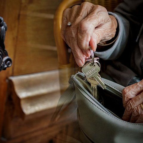 Ξεσπά η κόρη της 87χρονης που κινδυνεύει με έξωση-«Δεν μπορεί να το πληρώσαμε και να θέλουν να μας βγάλουν έξω»