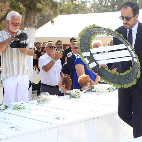 Στεφάνι από τον Πρόεδρο στην εκδήλωση στο Μνημείο Αντιστασιακών στο Πάρκο Προεδρικού